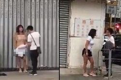 Cãi nhau với bạn trai, cô gái cởi đồ ngay giữa phố đông người