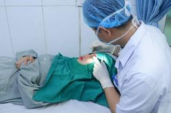 Cắt mí ở spa, cô gái 19 tuổi bị biến chứng chảy máu suốt 8 tiếng