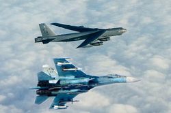 Tiêm kích Nga xua đuổi 'pháo đài bay' B-52 trên biển Baltics