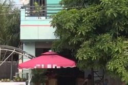 Đang ngồi uống cà phê, người phụ nữ bị đâm chết