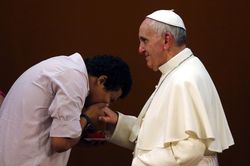 Giáo hoàng Francis gây tranh cãi vì không cho tín đồ hôn nhẫn