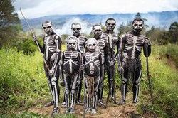 Bộ lạc 'xác sống', xương người ghê rợn ở Papua New Guinea