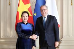 Chủ tịch Quốc hội tiến hành hội đàm với Chủ tịch Hạ viện Pháp