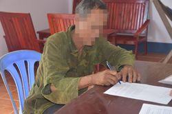 Bắt quả tang người đàn ông lén vào rừng 'ăn ong' trái phép