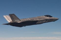 Tìm thẩy mảnh xác tàng hình cơ F-35 Nhật Bản mất tích