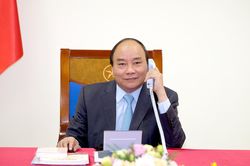 Thủ tướng Nguyễn Xuân Phúc chúc Tết Thủ tướng Lào, Campuchia