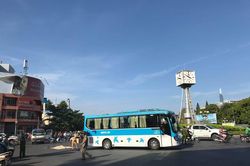 Băng qua vòng xoay, người phụ nữ bán vé số bị xe khách cán chết