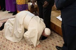 Giáo hoàng Francis quỳ gối hôn chân lãnh đạo Nam Sudan tại Tòa thánh Vatican
