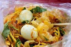 Gợi ý những món ngon bình dân quanh Nhà thờ Đức Bà