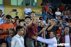 HLV Park Hang Seo trèo lan can gọi học trò, trợ lý Lee vui mừng gặp bạn cũ