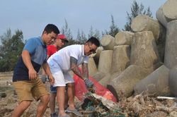 Ca sĩ Tuấn Hưng cùng hàng trăm du khách tham gia nhặt rác ở Lý Sơn