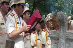 Dòng người xúc động viếng mộ Đại tướng Võ Nguyên Giáp ngày 7-5