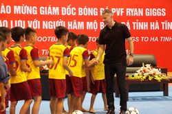 Huyền thoại bóng đá MU Ryan Giggs giao lưu với học sinh Hà Tĩnh