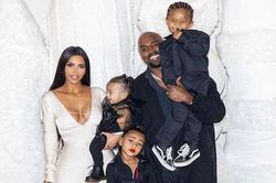 Kim Kardashian đón con thứ 4 chào đời bằng cách nhờ mang thai hộ