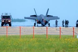 'Chiến thần' F-35 lại gặp nạn chúi đầu xuống đất tại Nhật Bản