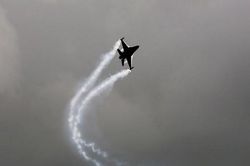 Phi công mất kiểm soát, chiến đấu cơ F-16 lao xuống nhà kho ở California