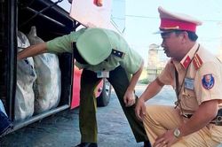 Liên tục phát gần 2 tấn hàng không rõ nguồn gốc trên xe khách