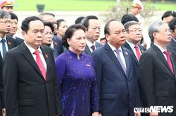Đại biểu Quốc hội vào Lăng viếng Chủ tịch Hồ Chí Minh trước kỳ họp thứ 7