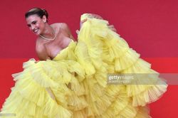 'Chân dài' Brazil bị nghi cố tình lộ ngực, gây chú ý trên thảm đỏ Cannes