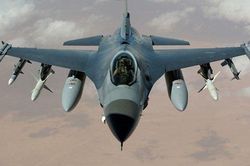 Khoảnh khắc phi công Mỹ nhảy dù khỏi F-16 khi sắp đâm vào nhà kho