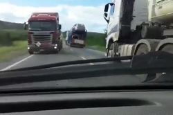 Lái sang làn ngược chiều tránh ùn tắc, ôtô bị tông khiến xe lật ngửa