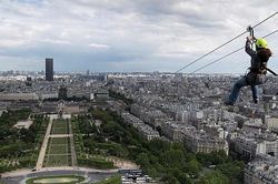 Thử cảm giác mạnh đu người từ trên tháp Eiffel lao nhanh xuống