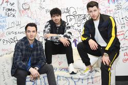 Nguyên nhân Jonas Brothers tan rã và tái hợp là gì?