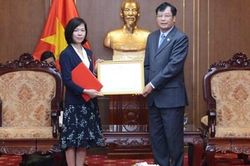 Trao Kỷ niệm chương 'Bảo vệ pháp chế' cho Cố vấn trưởng Dự án Jica Nhật Bản