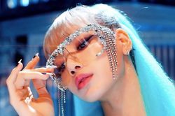 Cảm hứng đằng sau mẫu kính của Lisa (Black Pink)