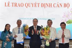 Trao quyết định phê chuẩn hai Phó Chủ tịch UBND TPHCM