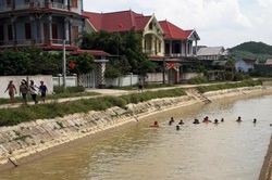 Cụ bà 84 tuổi ở Nghệ An bị trượt chân xuống bờ kênh tử vong