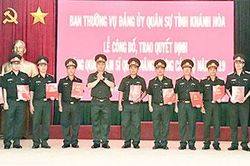 Trao quyết định phong, thăng quân hàm cho 127 sĩ quan