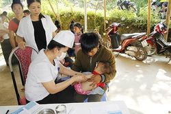 Trạm Y tế xã Mường É: Tiêm vắc xin ComBE Five cho 86 trẻ