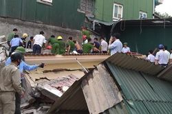 Sập tường khi tháo dỡ nhà cũ, 2 người bị vùi lấp