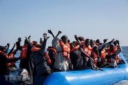 Libya và Malta giải cứu hàng trăm người di cư