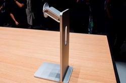 'Cứ bán đế màn hình giá 1.000 USD, Apple sẽ sớm bị fan quay lưng'