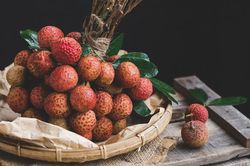 Tết Đoan ngọ, nhớ mùi cơm rượu, thương cây vải già góc sân