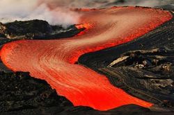 Ngắm dung nham núi lửa đổ ào ào như lũ ở Hawaii