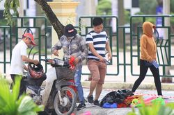 'Phe vé' tiếp tục 'tung hoành' trước cửa sân Việt Trì