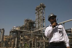 Mỹ trừng phạt 'người khổng lồ' hóa dầu của Iran