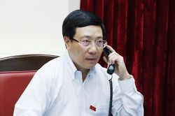 Phó Thủ tướng, Bộ trưởng Ngoại giao Phạm Bình Minh điện đàm với Bộ trưởng Ngoại giao Singapore