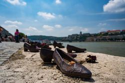 Sự thật ám ảnh về những đôi giày sắt ở sông Danube