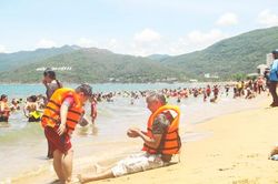 Đội nắng đổ xô ra biển Quy Nhơn tắm 'xả xui' Tết Đoan ngọ