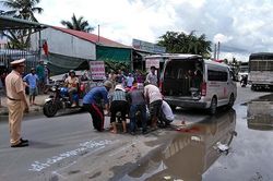 Đi nhận quà từ thiện, cả gia đình bị xe tải tông thương vong