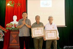 Trao Huy hiệu Đảng cho các đảng viên ở Tân Kỳ, Nghĩa Đàn