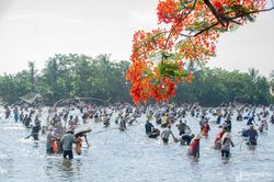 Hàng nghìn người dân Nghệ An tham gia hội nơm bàu trong thời tiết nắng nóng