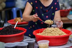 Thị trường thực phẩm chế biến sẵn sôi động dịp Tết Đoan Ngọ
