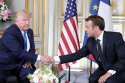 Ông Trump nhăn nhó vì cú bắt tay siết mạnh của Tổng thống Pháp Marcon