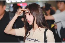 Cắt mái mưa lưa thưa chưa kịp khen JiSoo (BlackPink) lại bị nốt mụn 'khổng lồ' giữa trán chiếm hết spotlight