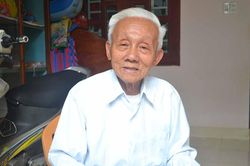 Tuổi 90 vẫn hăng say làm việc
